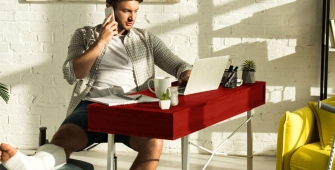 un homme le pied dans le platre