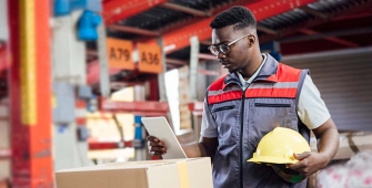 un livreur sur un chantier