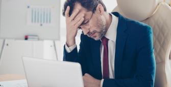 un employé qui semble stressé et dépassé par les événements