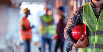 des ouvriers sur un chantier