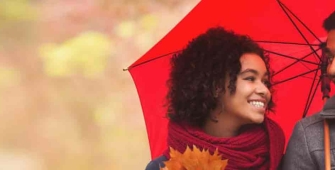 Un couple se promène avec un parapluie