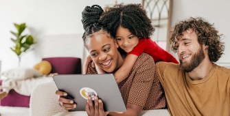 Une famille qui regarde un ordinateur 
