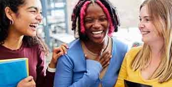 3 jeunes filles rient