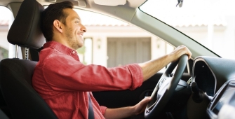 Un homme au volant de sa voiture