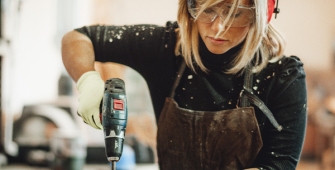 une femme dans un atelier en train de travailler