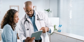 medecin expliquant son diagnostic à un patient