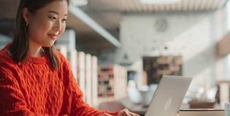 femme face à son ordinateur