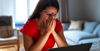 jeune femme derrière son ordinateur