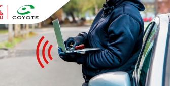 Une personne qui pirate une voiture à distance