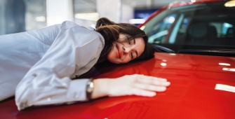 une femme fait un câlin à sa voiture