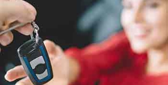 une femme attrapes des clés