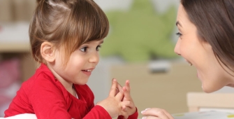 Une femme qui s'amuse avec une petite fille