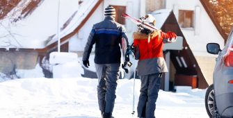 Un couple qui rentre à son chalet