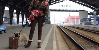 voyageuse avec on chien dans une gare