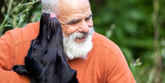 Un homme âgé avec son chien noir