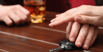 une main dissuade de prendre le clés de voiture