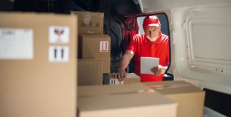Un déménageur dans son camion