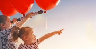 deux jeunes filles sous des ballons rouges