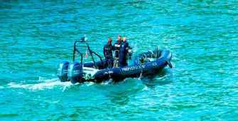 Un bateau de la police sur l'eau