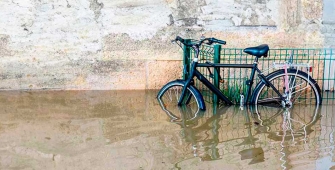 un vélo dans une rue inondée 