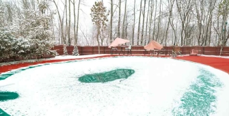 Une piscine en hiver