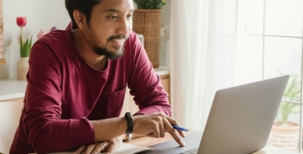 Homme entre 30 et 40 ans prépare sa retraite