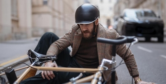 un cycliste est au sol sur la route