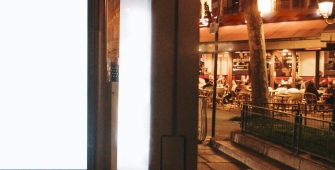 Un écran publicitaire dans la rue 