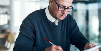 Homme 50-60 ans chef d'entreprise pull bleu