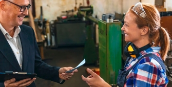 Un homme employeur et une femme salariée TPE/PME