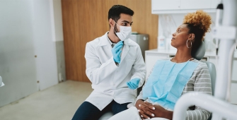 femme chez le dentiste