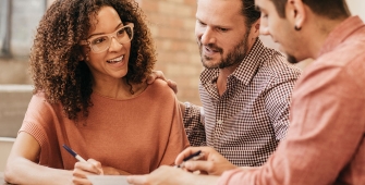Des personnes qui discutent autour d'une table