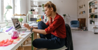 Jeune femme indépendante TNS
