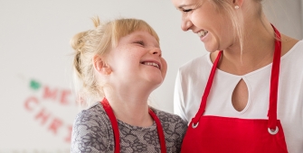une maman et sa fille en cuisine