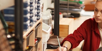 Femme TNS 35 ans chemise rouge