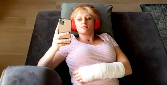 Femme 20-30 ans avec un bras dans le plâtre