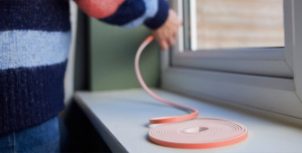 Une personne qui isole une fenêtre 