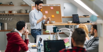 collaborateurs en réunion