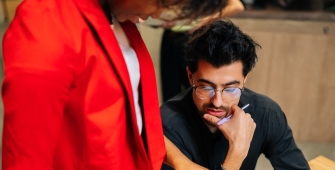 Homme 30 ans et sa collaboratrice avec une veste rouge