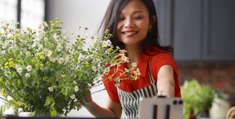 Jeune femme près d'un bouquet de fleurs