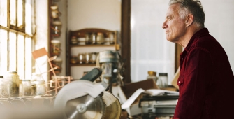 Homme senior artisan retraite