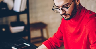 Homme 30 ans pull rouge auto-entrepreneur