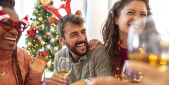 Des amis autour d'une table pendant un repas de noël 