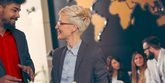 Deux personnes qui discutent 