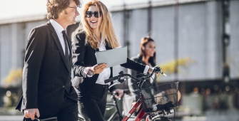 un homme et une femme de la vie active parlant et marchant