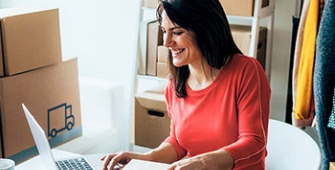 Une commerce envoie des colis après une commande en ligne