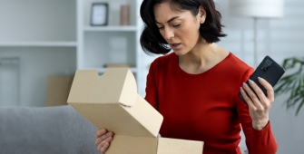 Cheffe d'entreprise gère un litige avec un client