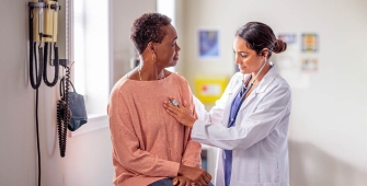 Une femme chez le médecin