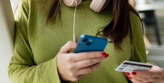 Une femme qui paie un achat en ligne sur son téléphone