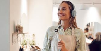 femme écoutant de la musique